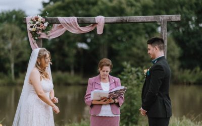 How To Write Your Own Wedding Vows (A Gentle Guide)